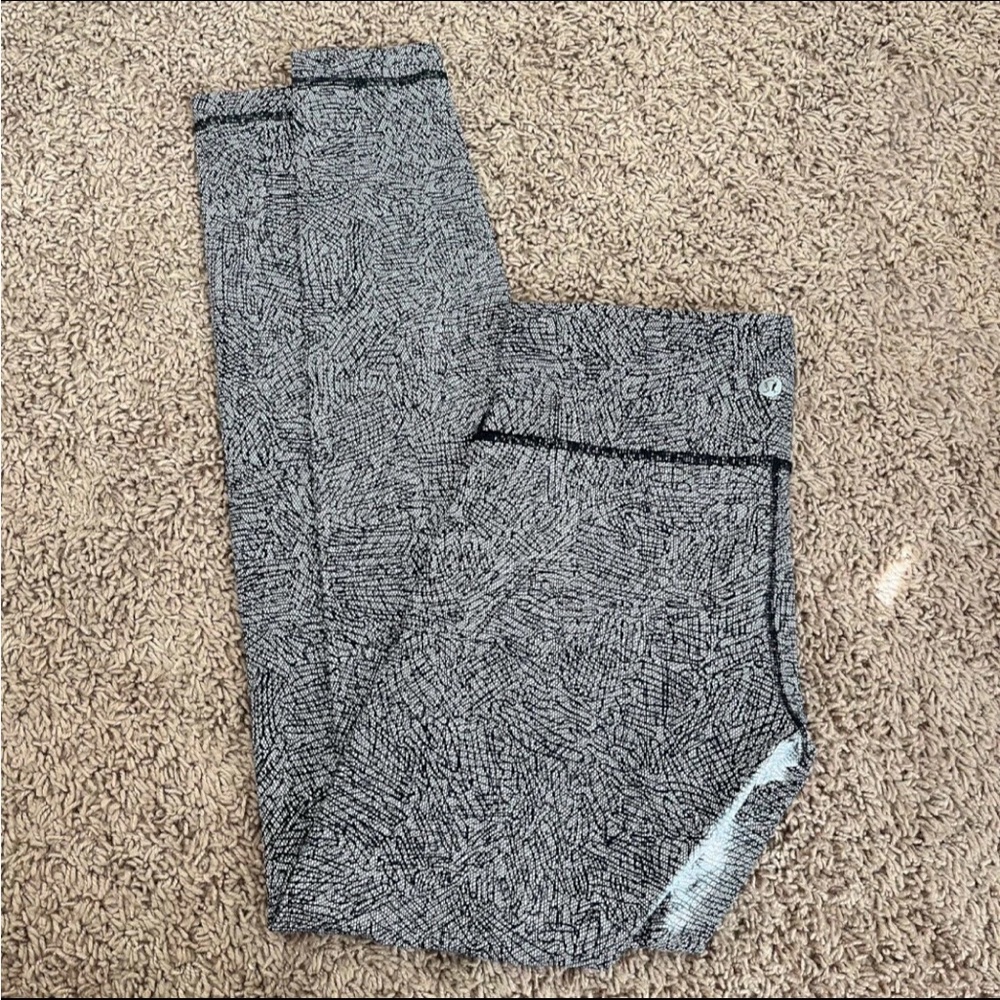 Women’s Lululemon Black and White Patterned Pants Size 4 27" Inseam